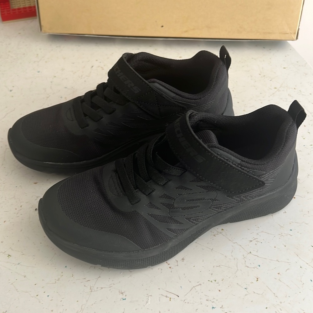 SKECHERS girls size 1.5 Black low tops